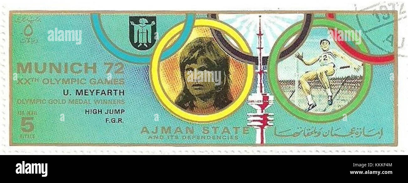 Il francobollo del 1972 di Ajman onora Ulrike Meyfarth, un alto saltatore tedesco e medaglia d'oro olimpica. Il francobollo commemora i suoi successi e lo sport dell'atletica, catturando un momento nel tempo durante la storia olimpica di eraâ. Foto Stock