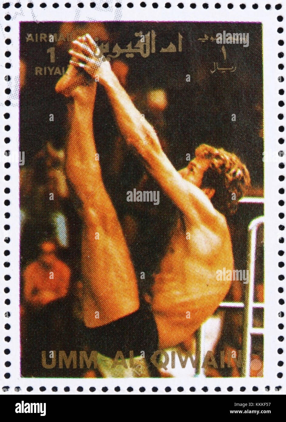 Nel 1972, Umm al-Quwain emise un francobollo con Klaus Dibiasi, un subacqueo italiano e medaglia d'oro olimpica. Il francobollo fa parte di una serie commemorativa delle Olimpiadi estive di Monaco. Ha un valore del viso di 5, è multicolore e misura 93 x 35 mm. La tecnica di stampa è offset e la perforazione è la perforazione del pettine 13. Foto Stock