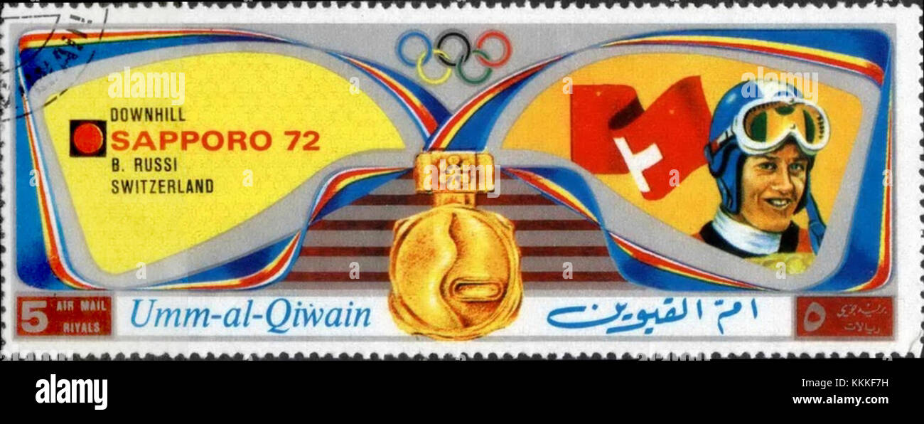 Il francobollo del 1972 di Umm al-Quwain presenta un'immagine di Bernhard russi, medaglia d'oro olimpica svizzera nello sci alpino. Il francobollo commemora i suoi successi nello sport e il suo riconoscimento nella storia postale degli Emirati Arabi Uniti. Foto Stock
