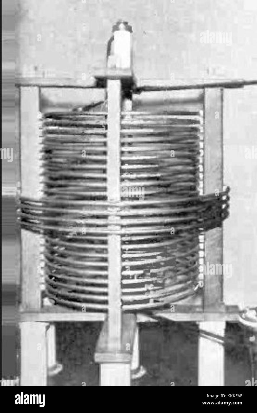 La bobina di sintonizzazione dell'antenna della stazione WOR è un componente chiave nella tecnologia di trasmissione radio, che contribuisce a sintonizzare le frequenze radio per una ricezione ottimale del segnale. Svolge un ruolo significativo nel mantenere la qualità e la gamma delle trasmissioni in stazione. Foto Stock