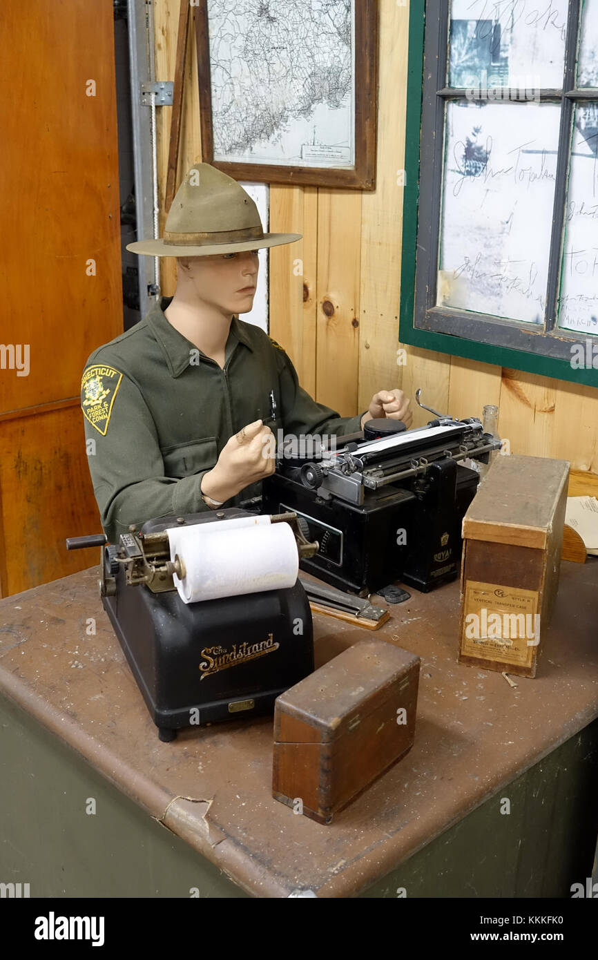 Questa fotografia, scattata al Northeast States Civilian Conservation Corps Museum, mostra un tipista in azione. Il museo, situato nella Shenipsit State Forest, mette in evidenza la storia del corpo di conservazione civile e il suo impatto sugli sforzi di conservazione. Foto Stock