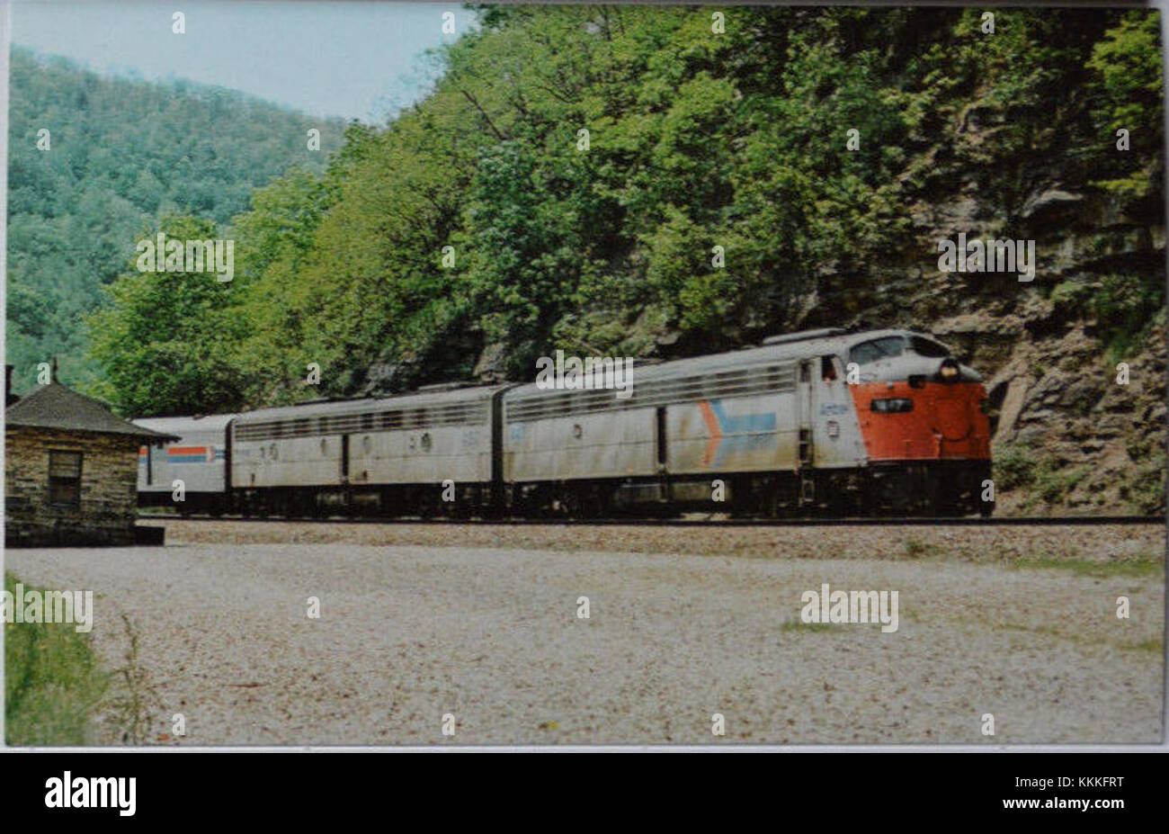 Questa cartolina del 1977 cattura un'immagine del treno Amtrak National Limited che passa attraverso Horseshoe Curve, un famoso punto di riferimento ferroviario della Pennsylvania. La cartolina rappresenta un momento nella storia delle ferrovie americane, mostrando sia l'iconico treno che la rinomata curva. Foto Stock