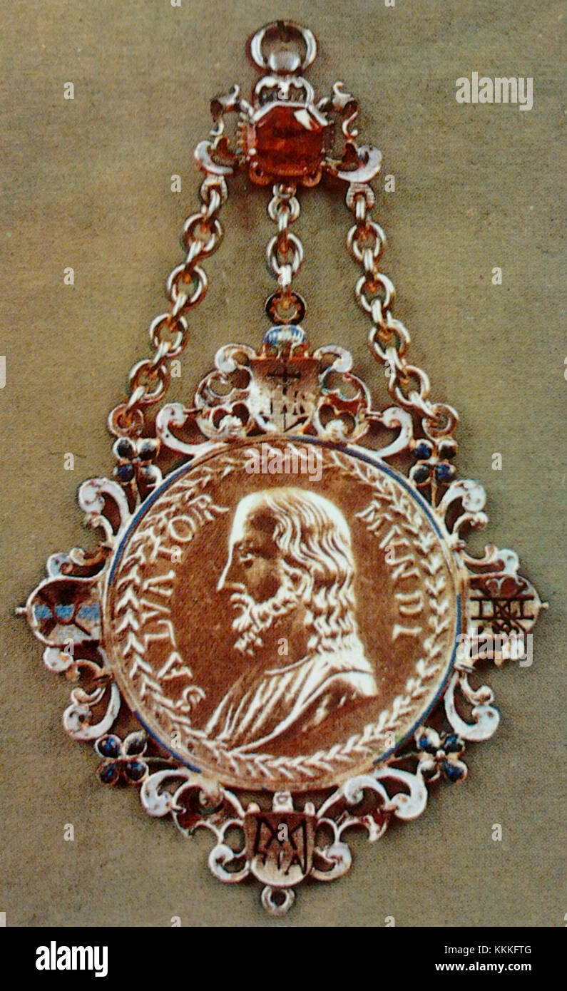 Il Ciondolo di Vienna con una medaglia raffigurante *Salvator Mundi* rappresenta una famosa opera religiosa che è stata interpretata e riprodotta in varie forme. Questo ciondolo, probabilmente realizzato nel XVII secolo, mette in risalto il significato del dipinto nell'iconografia cristiana. Foto Stock