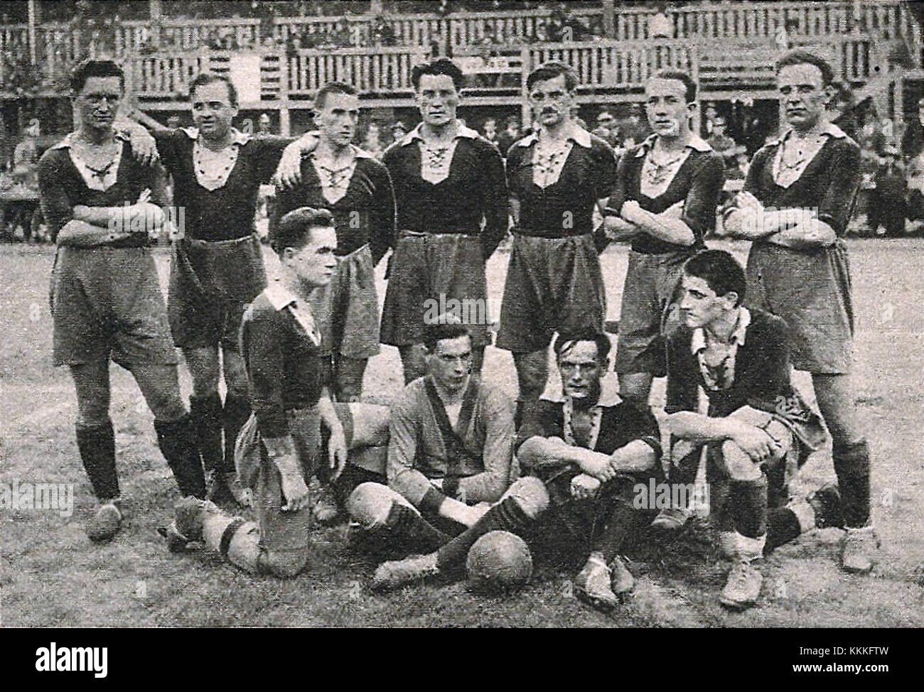 Il Pogon Lwow, una squadra di calcio polacca di Leopoli, era attivo negli anni '1920 Il logo e il marchio del club riflettono la cultura sportiva in Polonia durante questo periodo, rappresentando l'impegno della città per l'atletica. Foto Stock