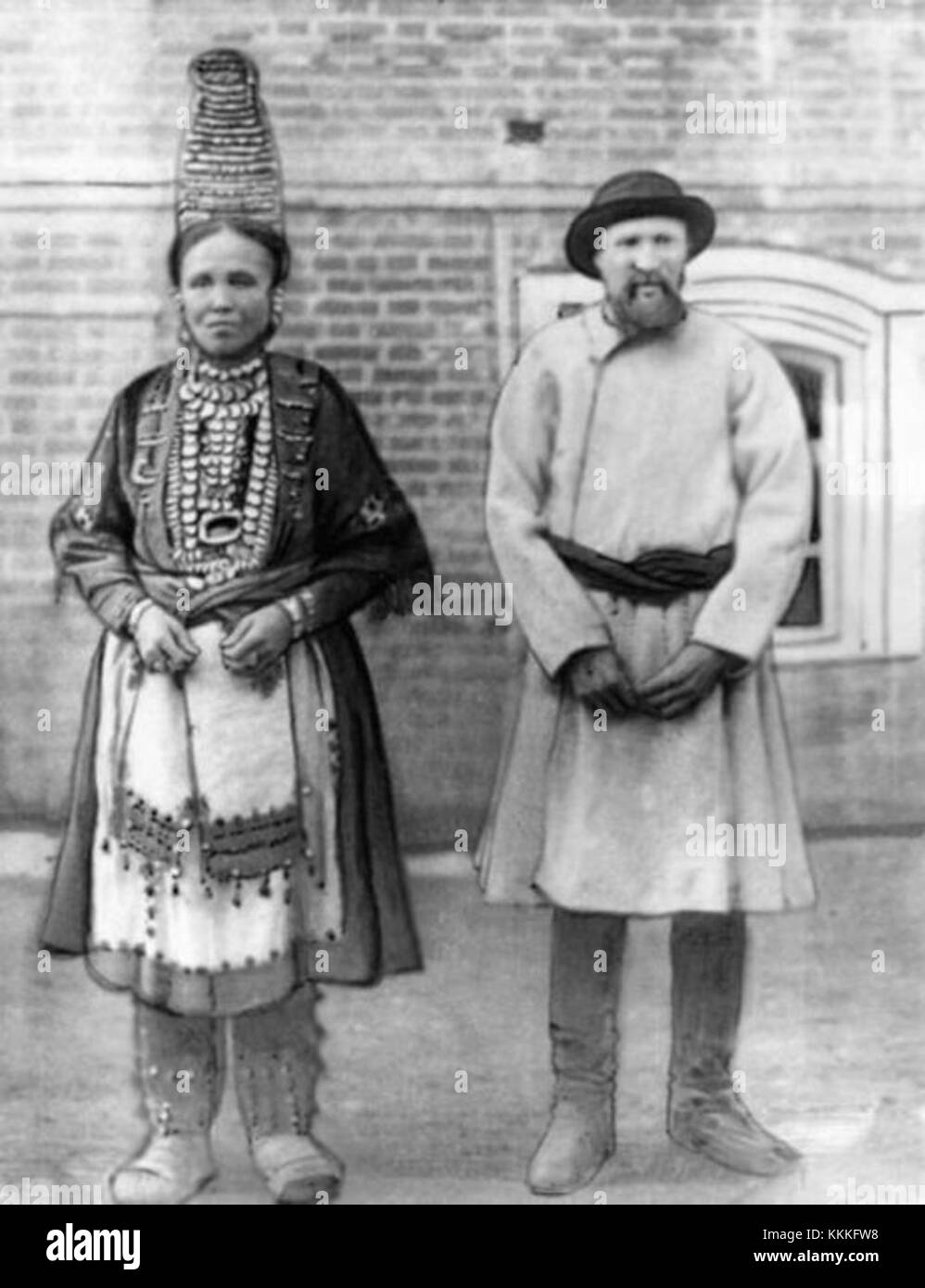 I costumi nazionali Mari rappresentano l'abbigliamento tradizionale del popolo Mari, un gruppo etnico indigeno della Russia, che riflette la loro cultura, storia e artigianato. Foto Stock