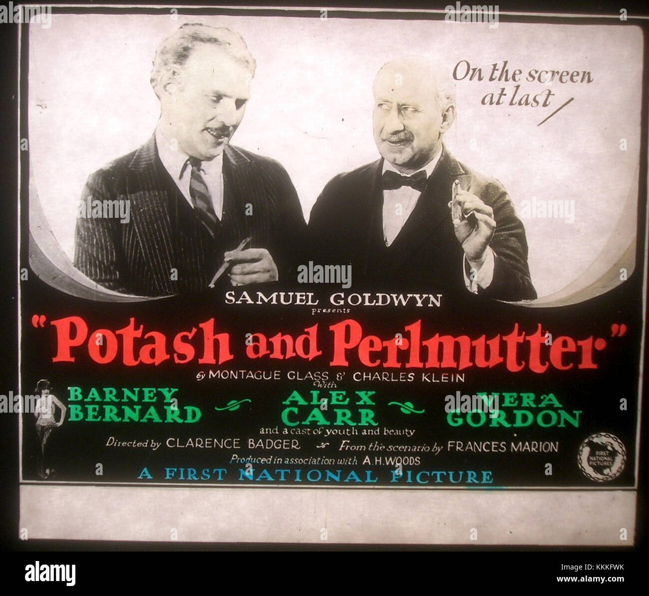 Una diapositiva storica lanterna del 1923 con il duo comico Potash e Perlmutter, personaggi del popolare spettacolo di Broadway con lo stesso nome. Lo scivolo cattura un momento dal teatro dei primi anni del XX secolo. Foto Stock