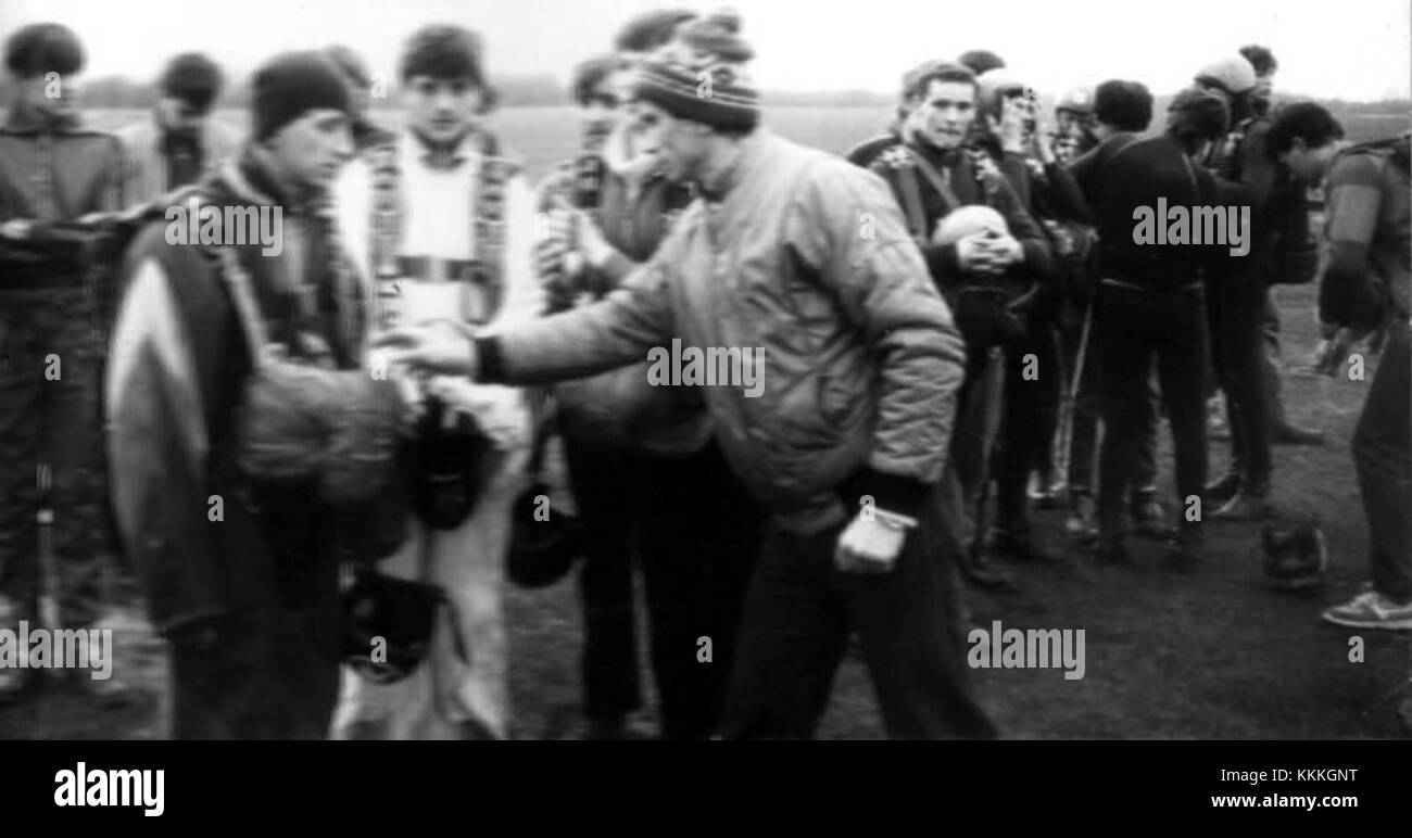 Questa immagine polacca, intitolata "Na linii sprawdzenia przed skokiem", raffigura un individuo che si prepara per un salto, probabilmente un riferimento al paracadutismo o a uno sport aereo simile. Foto Stock