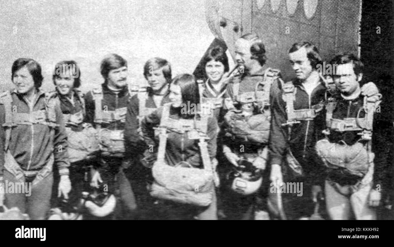 Questa immagine del 1977 raffigura i saltatori polacchi all'aeroporto di Halle-Oppin, catturando un momento da un evento che mette in evidenza la partecipazione polacca a competizioni sportive internazionali durante l'era della Guerra fredda. Foto Stock