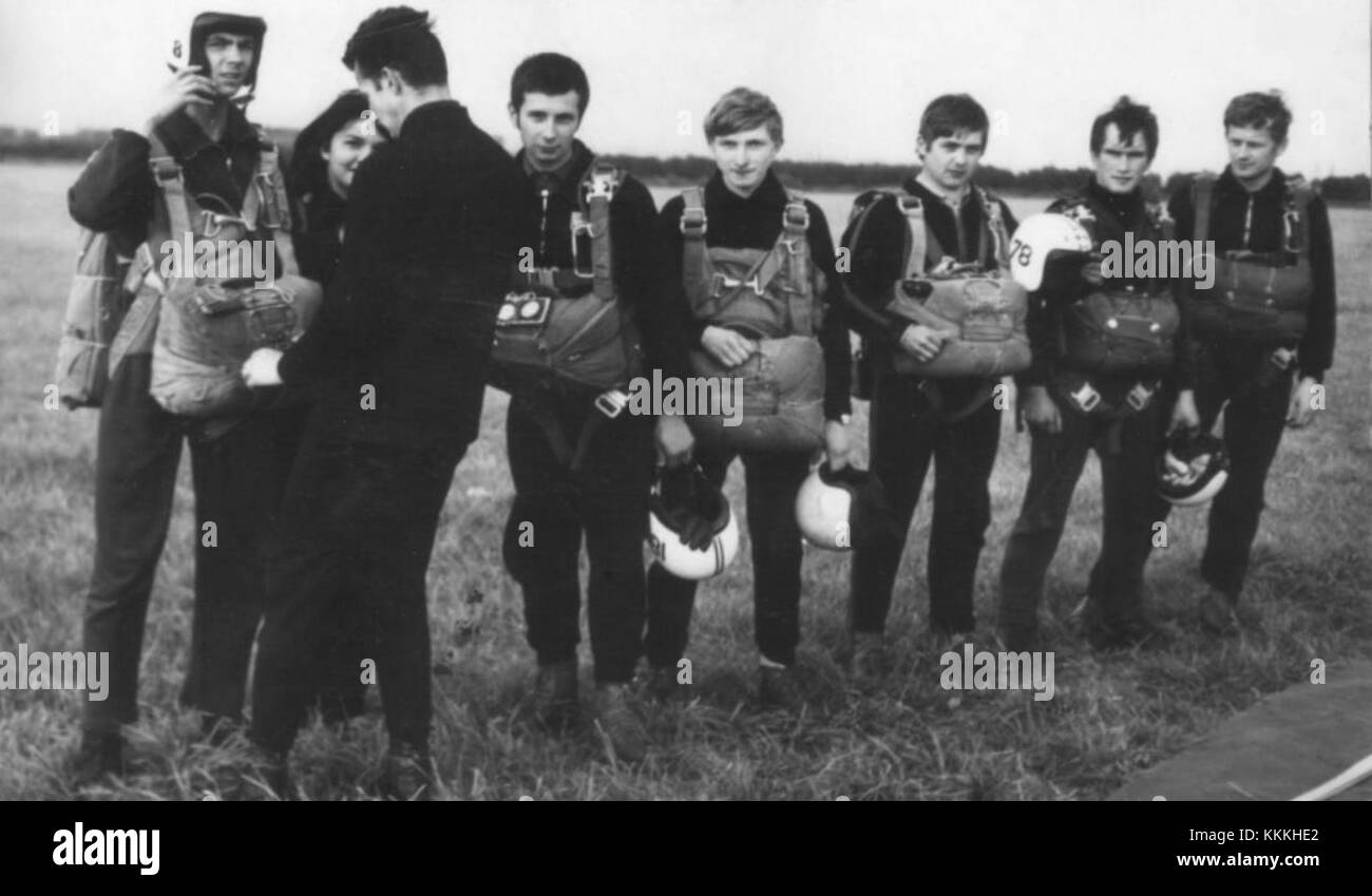 L'immagine, intitolata "Na linii sprawdzenia przed skokiem 1970" (sulla linea di controllo prima del salto 1970), cattura un momento in uno scenario di salto ad alto rischio, possibilmente dal paracadutismo o da uno sport estremo correlato. L'attenzione è concentrata sulla tensione prima di un audace salto, sottolineando la preparazione richiesta. Foto Stock