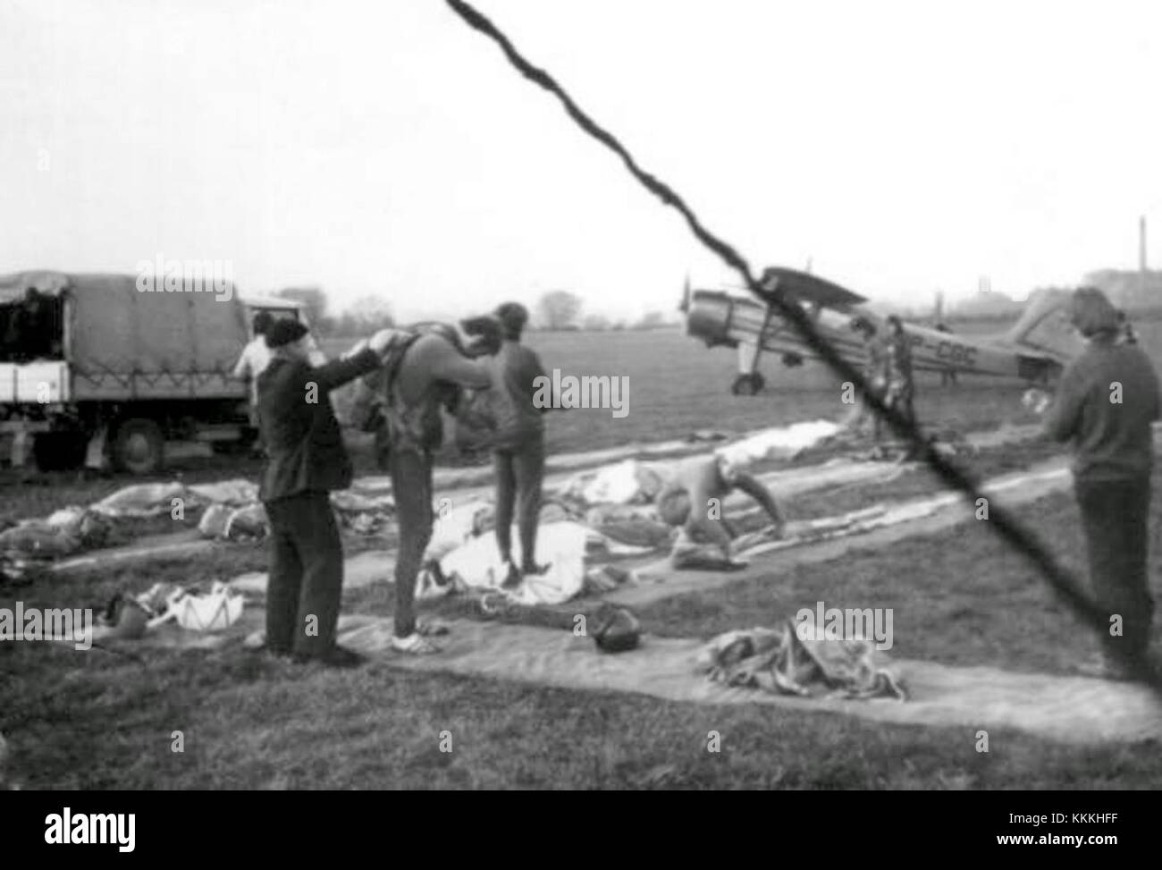 La frase "Na linii sprawdzenia przed skokiem" si traduce dal polacco in "sulla linea di controllo prima del salto". Questo potrebbe riferirsi a un evento atletico o agonistico, eventualmente correlato allo sci o ad altri sport che richiedono un controllo prima di eseguire un salto. Foto Stock
