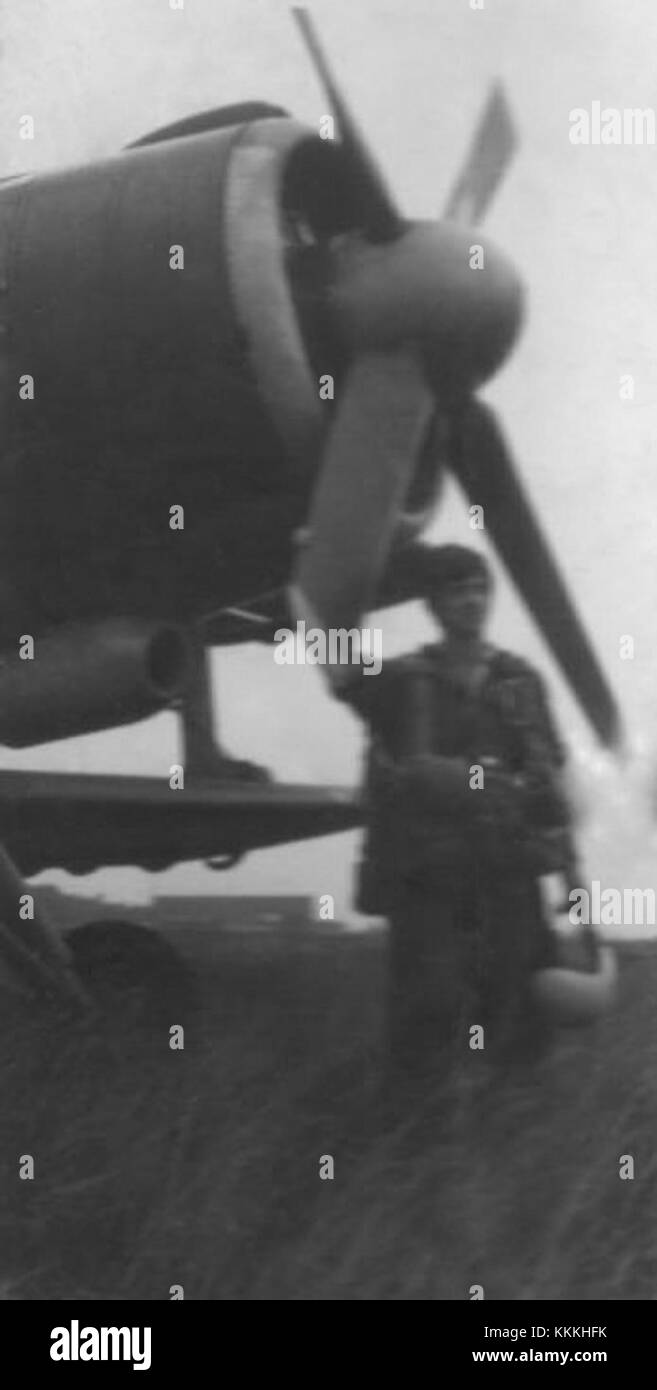 Questa fotografia mostra i paracadutisti che saltano da un aereo Antonov An-2 dell'era sovietica. L'AN-2 è noto per il suo design robusto e la sua versatilità, spesso utilizzato nell'aviazione militare e civile, anche per le esercitazioni di paracadutismo. Foto Stock