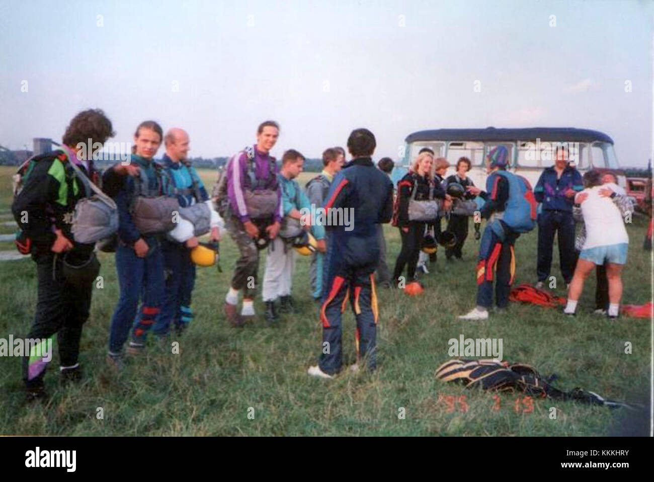 L'immagine intitolata "Na linii sprawdzenia przed skokiem" scattata il 19 luglio 1995 cattura un momento prima di un salto in un evento sportivo. Questa foto riflette l'intensa preparazione e messa a fuoco tipica degli sport agonistici. Foto Stock L'immagine intitolata "Na linii sprawdzenia przed skokiem" scattata il 19 luglio 1995 cattura un momento prima di un salto in un evento sportivo. Questa foto riflette l'intensa preparazione e messa a fuoco tipica degli sport agonistici. Foto Stock