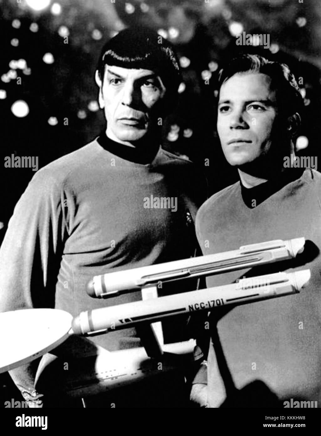 Questa immagine del 1968 mostra Leonard Nimoy e William Shatner, protagonisti dell'iconica serie fantascientifica "Star Trek". L'immagine riflette i loro ruoli di Spock e Capitan Kirk, due dei personaggi più famosi della storia della televisione. Foto Stock