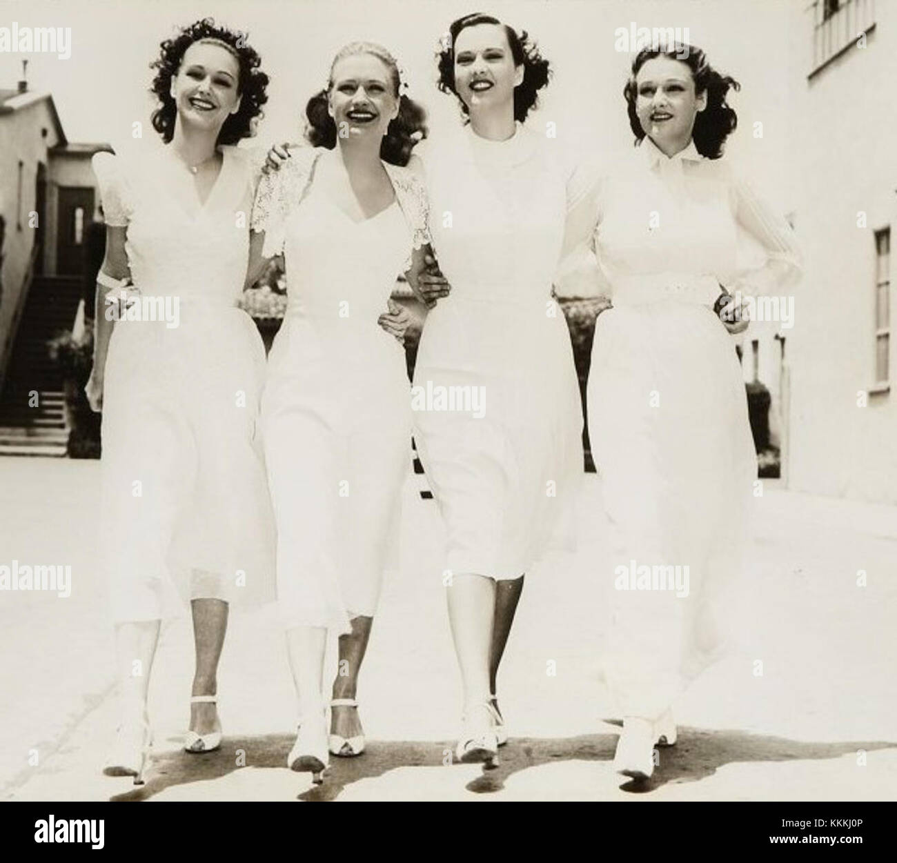"Four Daughters" è un film della Warner Bros. Del 1938, incentrato sul dramma familiare, con un cast forte e che racconta la storia delle dinamiche familiari e delle sfide personali negli anni '1930 Foto Stock