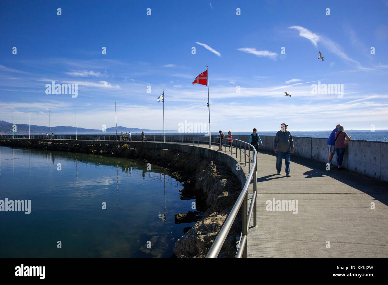 Passeggiata intorno alla barca in porto Santa Barbara, CA Foto Stock