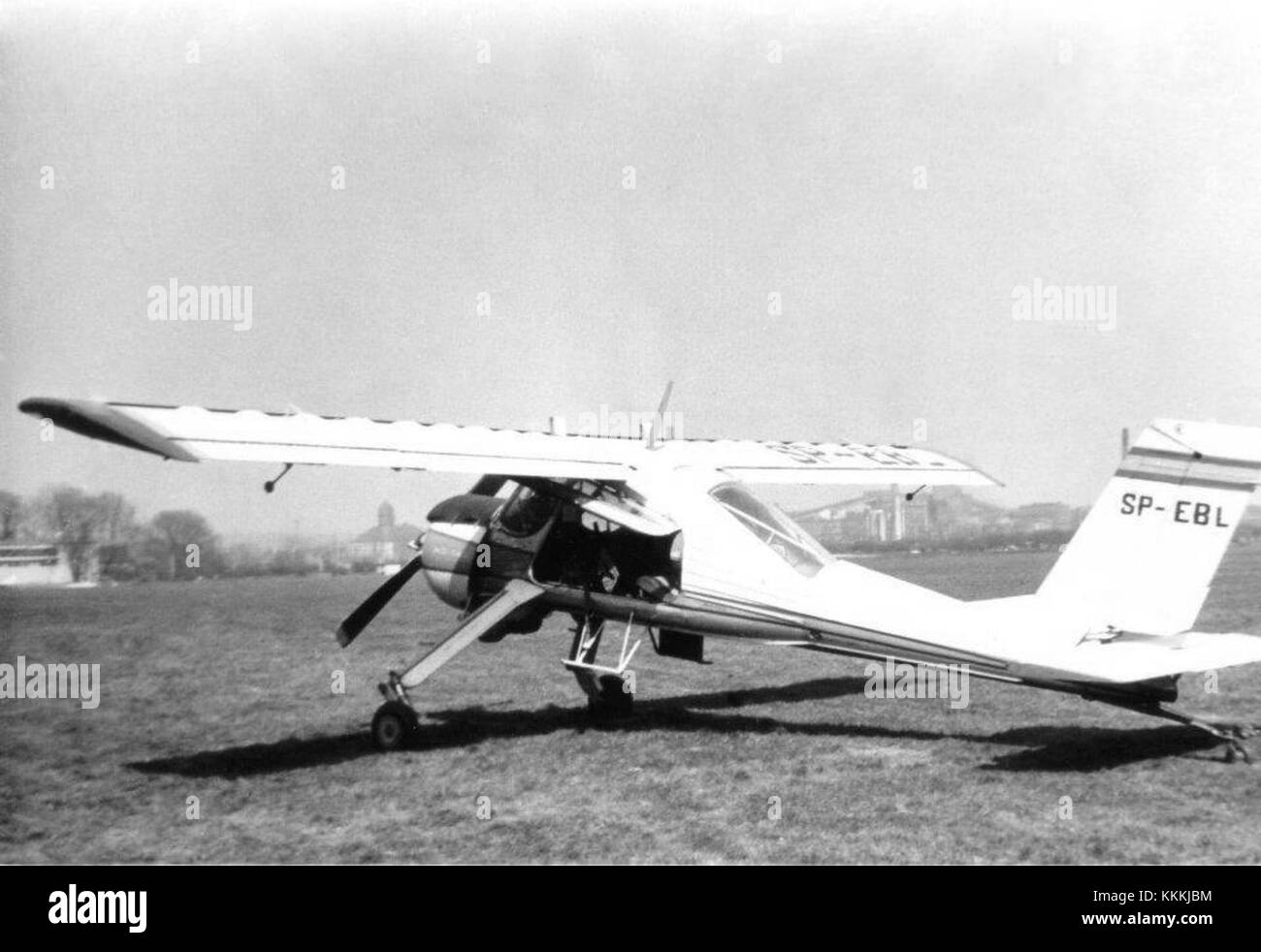 Il PZL-104 Wilga 35 SP-EBL è un aereo polacco noto per la sua versatilità nelle applicazioni agricole, di traino di alianti e di rilevamento aereo. Fa parte di una serie di aeromobili progettati per vari ruoli di utilità. Foto Stock
