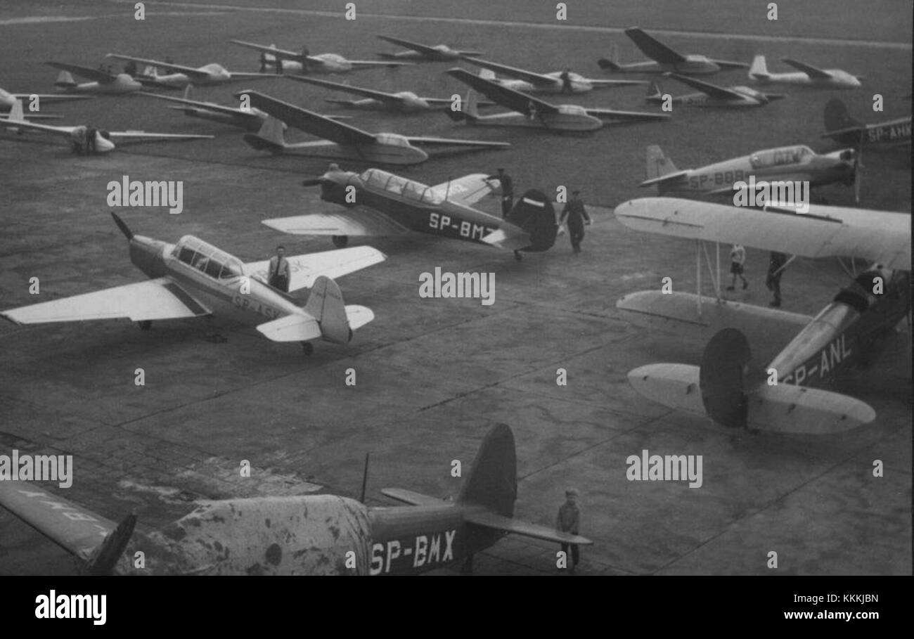 Gli aeromobili dell’aeroporto di Gliwice in Polonia evidenziano il ruolo della regione nella storia dell’aviazione. L'aeroporto, noto per i suoi servizi aerei, è stato significativo sia nelle attività di aviazione civile che militare nel corso degli anni. Foto Stock