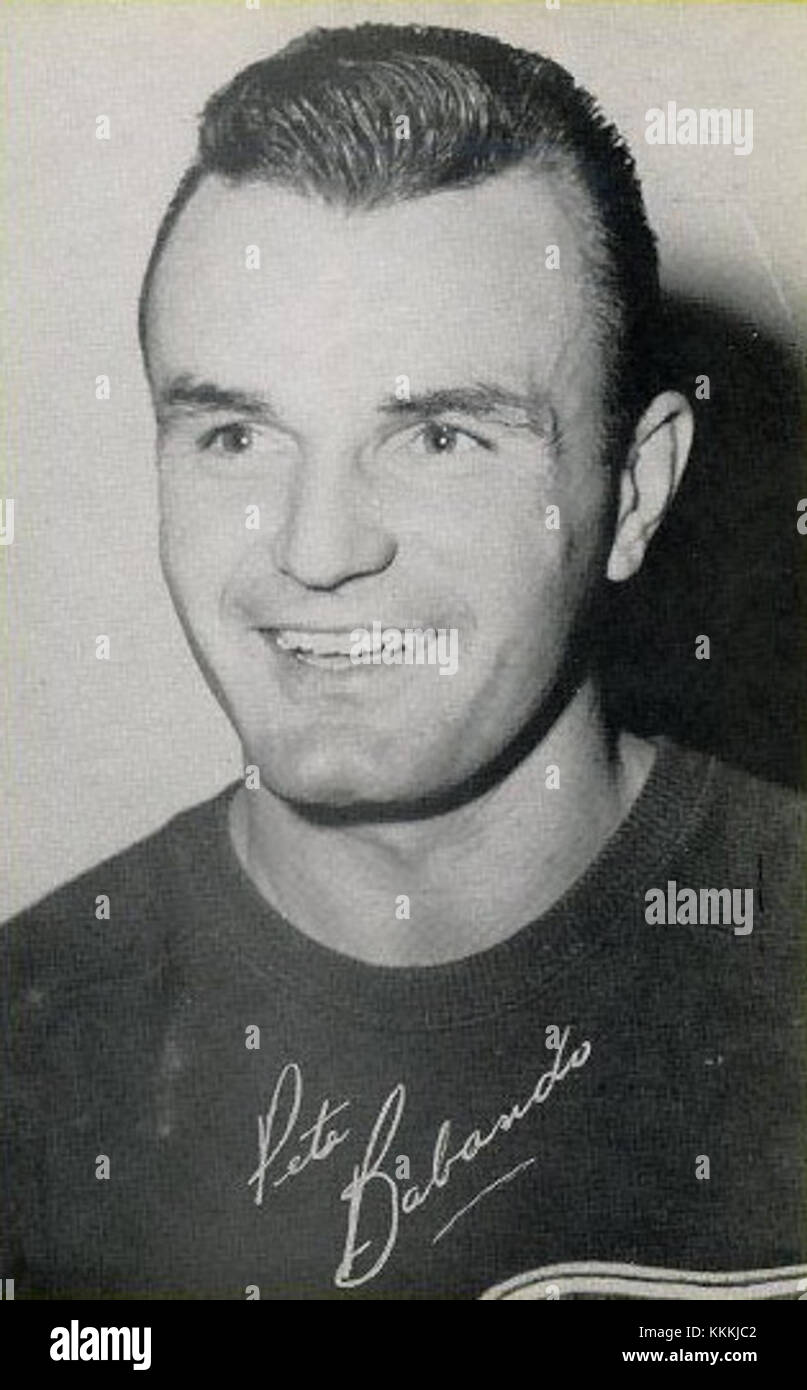 Pete Babando, ex giocatore di hockey su ghiaccio professionista, conosciuto per il suo tempo con i Detroit Red Wings. L'immagine rappresenta la sua carriera e il suo contributo allo sport durante la metà del XX secolo. Foto Stock