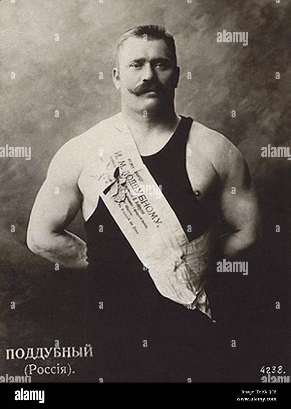Ivan Poddubny era un noto lottatore russo, famoso per i suoi successi all'inizio del XX secolo. La sua eredità come campione è una parte importante della storia sportiva russa. Foto Stock