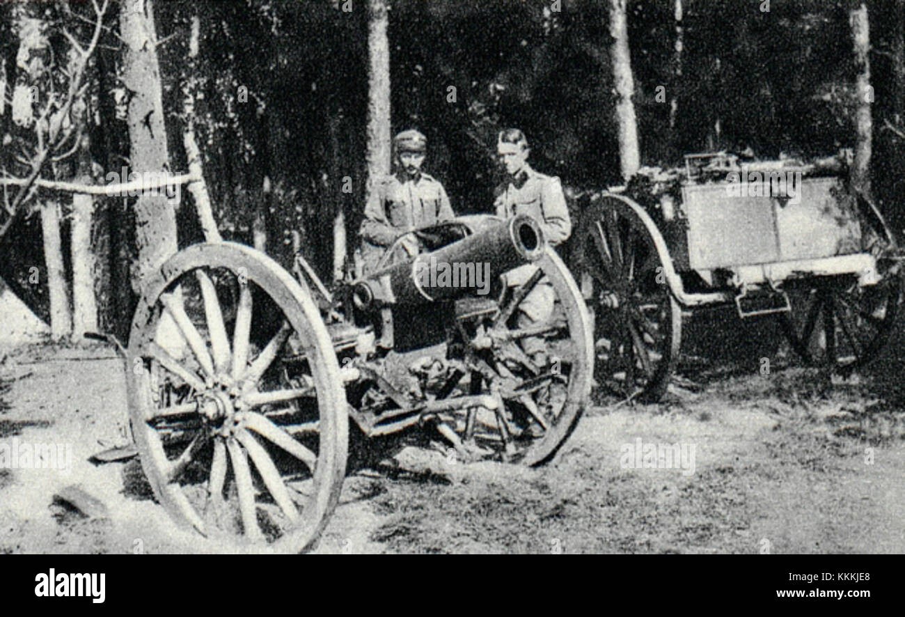 L'immagine mostra un obice Feldhaubitze da 10 cm M 99 utilizzato dalle legioni polacche nel 1916 durante la prima guerra mondiale. È posizionato in un ambiente militare, illustrando il suo ruolo nel conflitto. Foto Stock