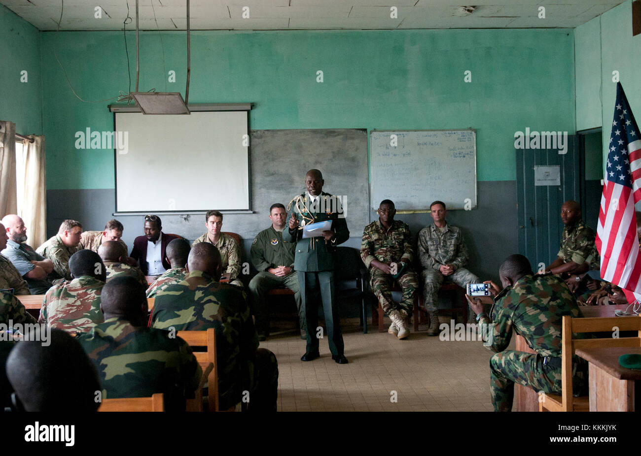 Camerunese Forze Armate Il Mag. Rene Didier Bekada, centro, vice comandante del Cameroon forze armate (scuola di ingegneria, dà un discorso al culmine di esercizio contatore esplosivi improvvisati Device-Defeat Fase I a Douala Camerun, Novembre 17, 2017. L'esercizio, guidati da U.S. I soldati della 764th Ordnance Company (l'eliminazione degli ordigni esplosivi) fuori di Fort Carson, Colo., insegna potenzialmente salvavita competenze, incluse le modalità per il riconoscimento e lo smaltimento sicuro di IED. La minaccia di IED contatto è rilevante per le truppe camerunesi, che distribuiscono il lago Ciad Bacino di lotta Boko Haram a Foto Stock