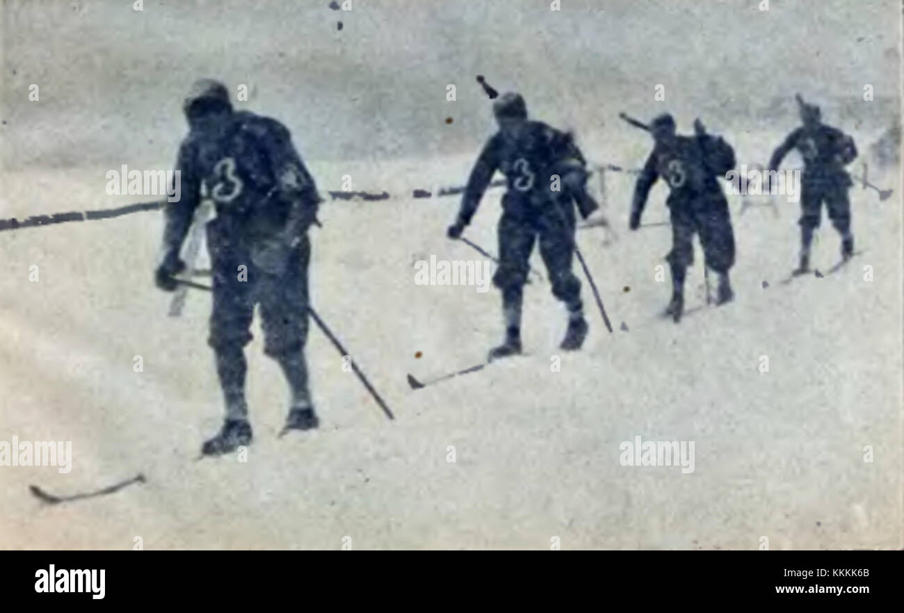 L'evento FIS Zakopane 1929 ha visto una pattuglia polacca, che ha mostrato lo sviluppo degli sport invernali in Polonia. Questo evento storico ha segnato un momento importante nella storia dello sport del paese. Foto Stock