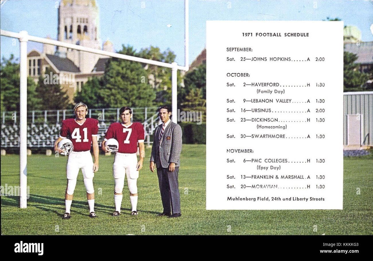 Una fotografia di una partita di football del 1971 al Muhlenberg College di Allentown, Pennsylvania. L'immagine cattura i giocatori in azione sul campo durante il gioco. Foto Stock