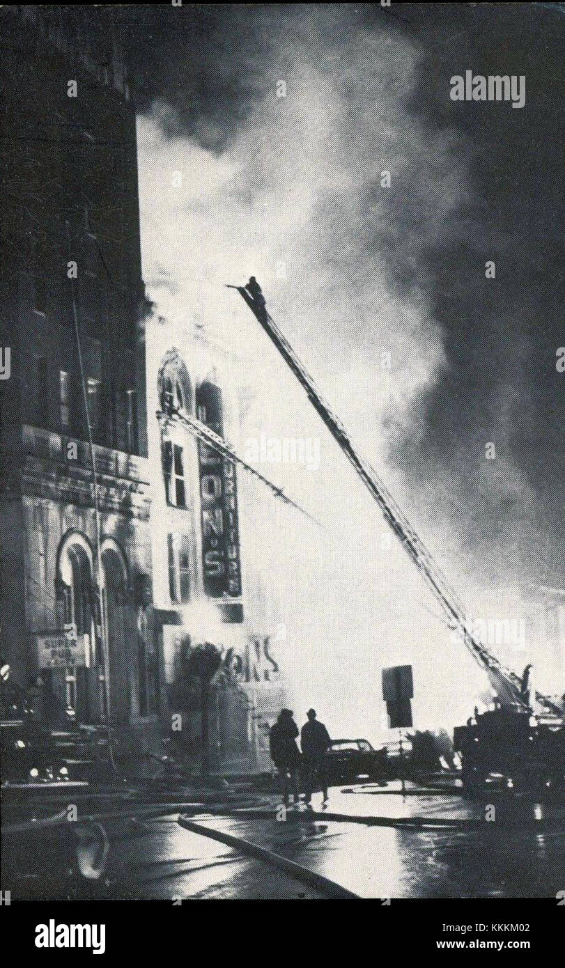 Una fotografia che cattura le conseguenze del Leon Furniture Fire sulla North 7th Street ad Allentown, Pennsylvania, nel febbraio 1969. L'immagine documenta un grave incendio in città. Foto Stock