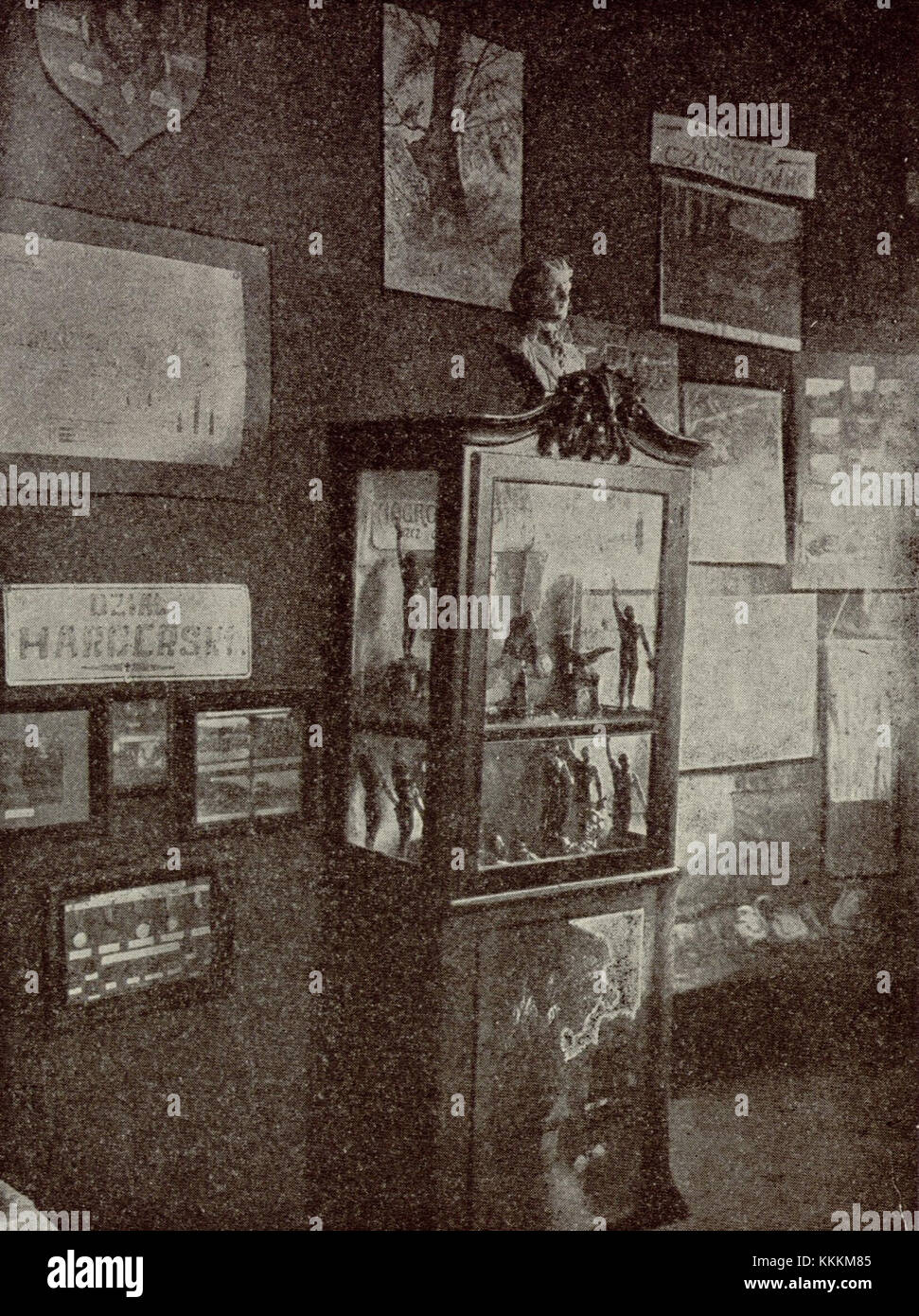 La mostra del 1928 a SokÃ³Å‚ka, in Polonia, presenta premi vinti dai tiratori del distretto di SokÃ³Å‚ka. Questo evento mette in mostra i risultati ottenuti nel tiro a segno e mette in risalto la cultura locale che circonda queste competizioni. La mostra riflette l'impegno del districtâ negli eventi sportivi e il riconoscimento dei suoi atleti. Foto Stock