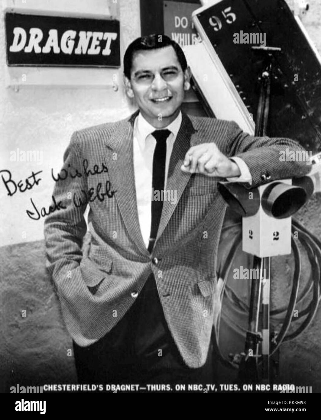 La scheda promozionale Dragnet è un pezzo da collezione dell'iconico programma televisivo "Dragnet". Presenta illustrazioni promozionali legate al dramma poliziesco, che era noto per la sua rappresentazione realistica del lavoro della polizia. Foto Stock