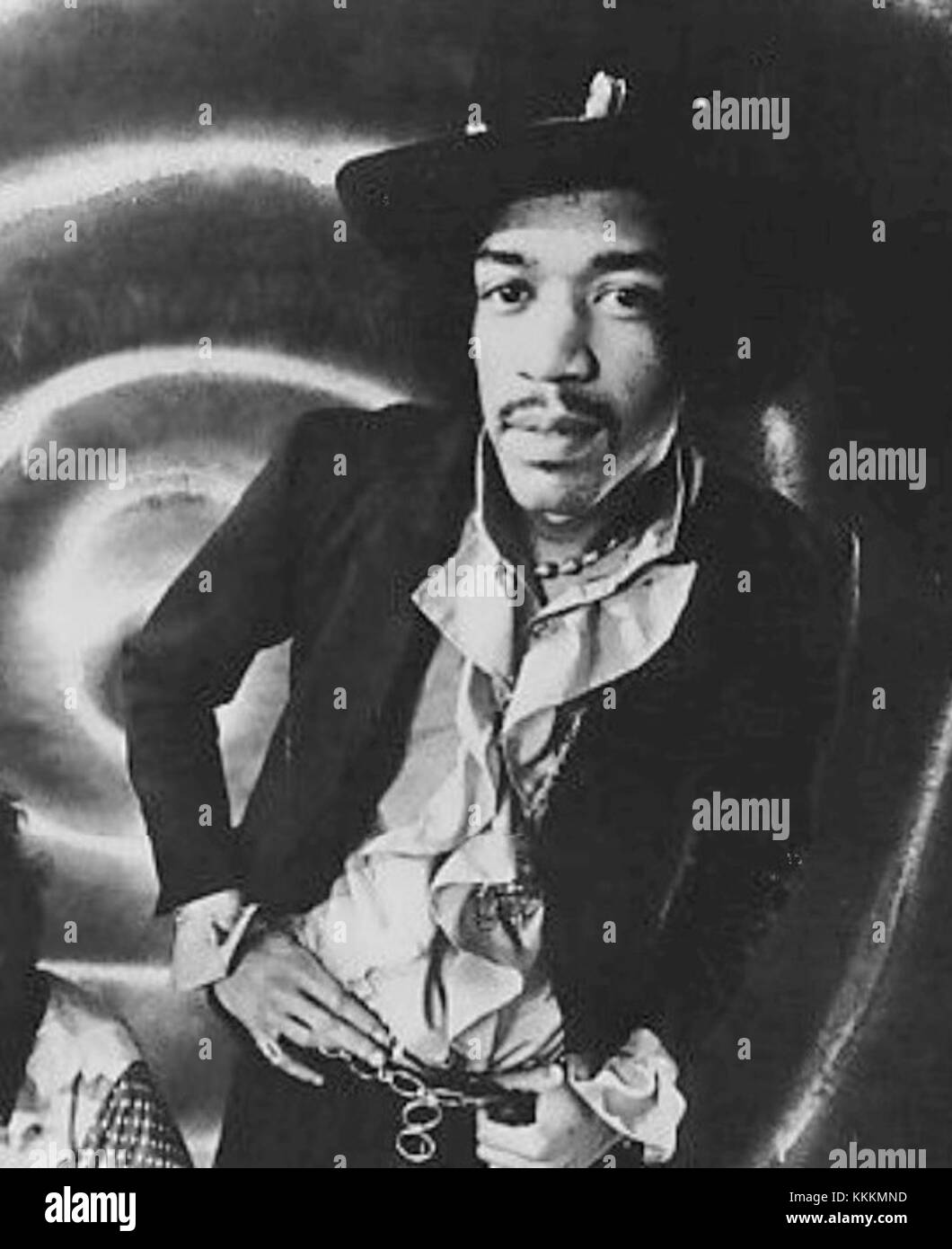 Un'immagine ritagliata dell'esperienza Jimi Hendrix, la famosa rock band guidata dal chitarrista Jimi Hendrix, catturata durante un'esibizione del 1968. L'immagine mette in risalto l'iconica performance della band alla fine degli anni '1960 Foto Stock