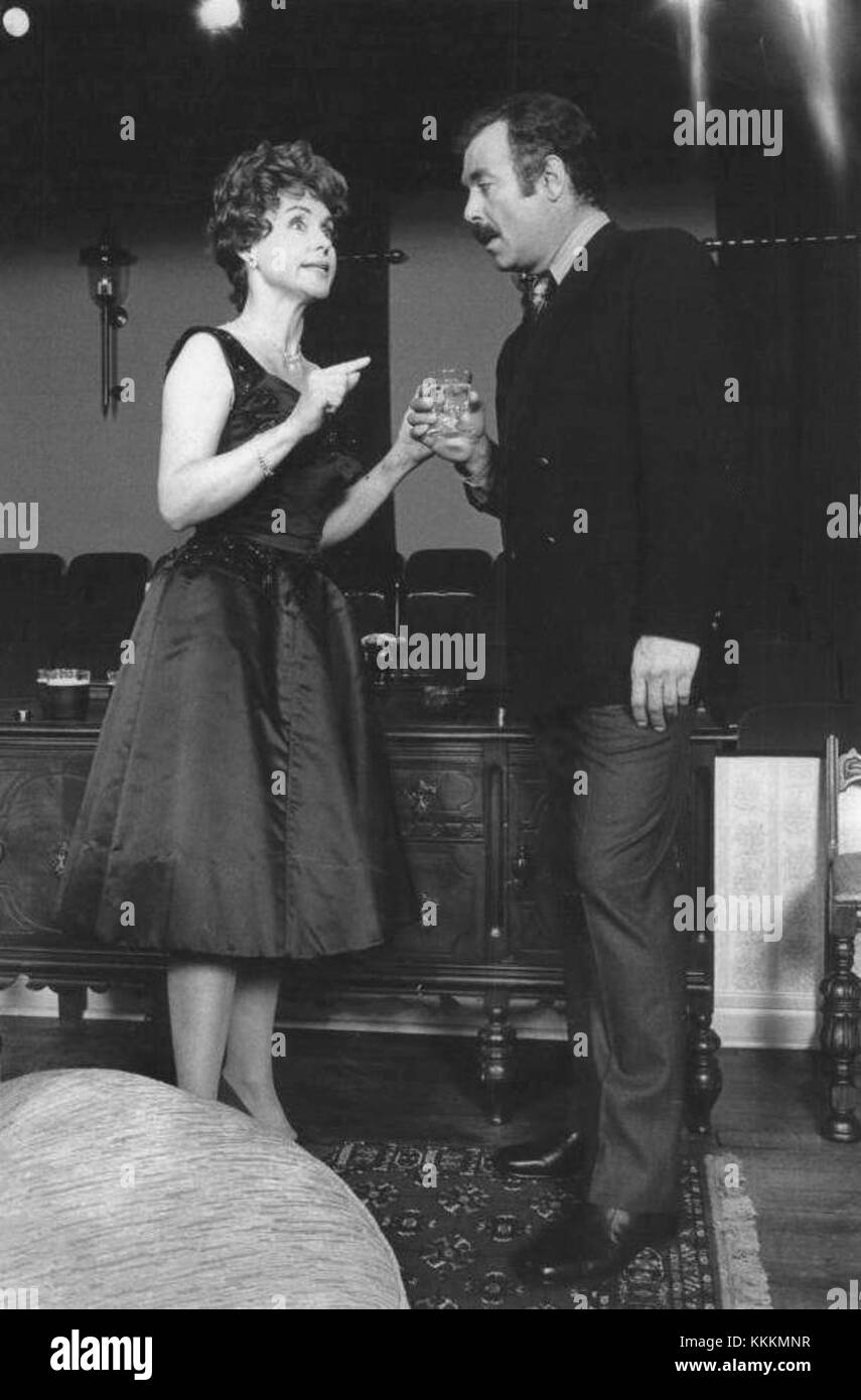 Una fotografia del 1972 raffigurante Frances Helm e Pernell Roberts durante un evento domestico di benvenuto, che cattura un momento di festa e riunione. Foto Stock