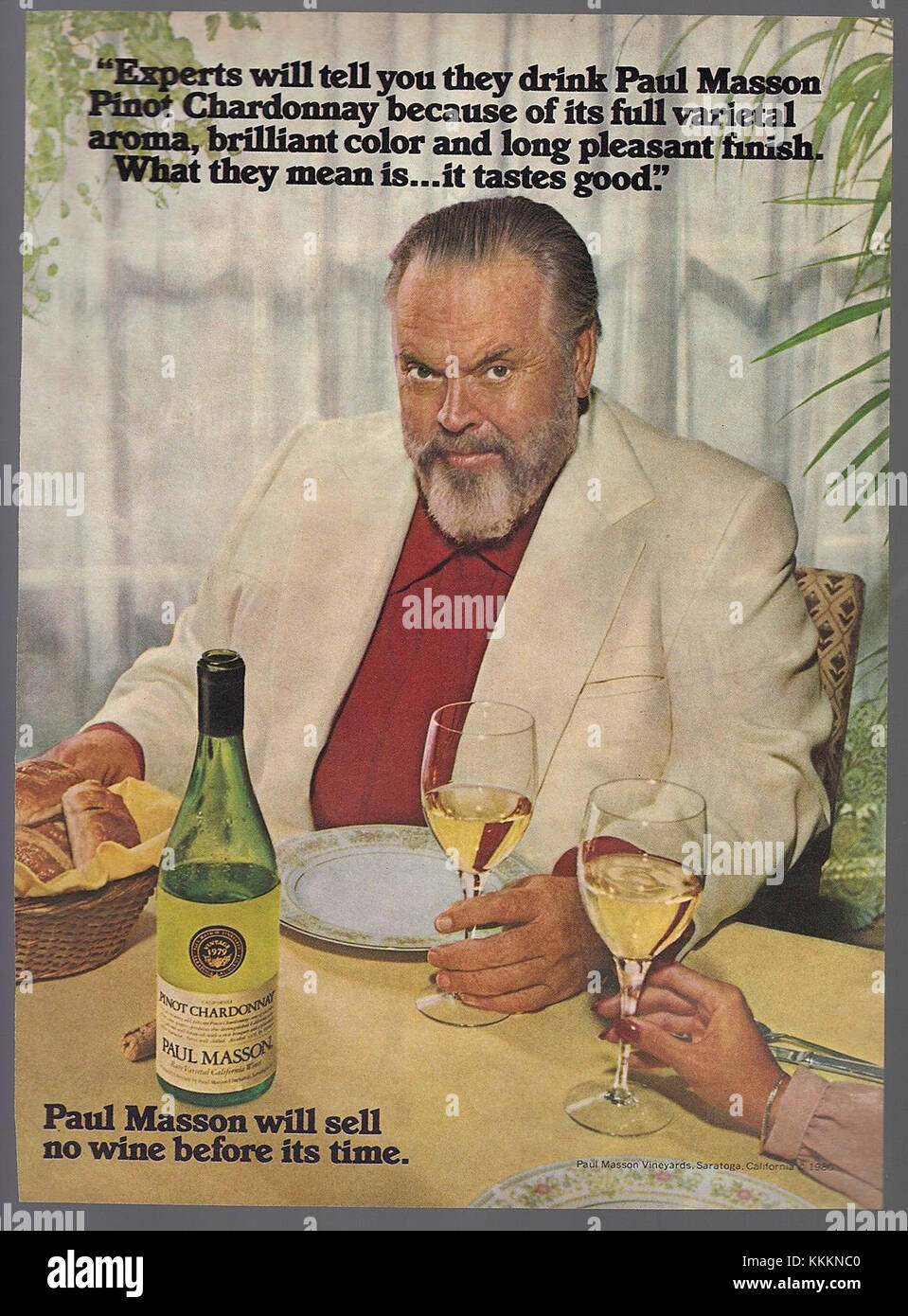 Orson Welles è associato alla promozione di Paul Masson Pinot Chardonnay, un vino noto per la sua qualità e associazione con il famoso attore-regista. Questa partnership ha contribuito a migliorare la visibilità del marchio a metà del XX secolo. Foto Stock
