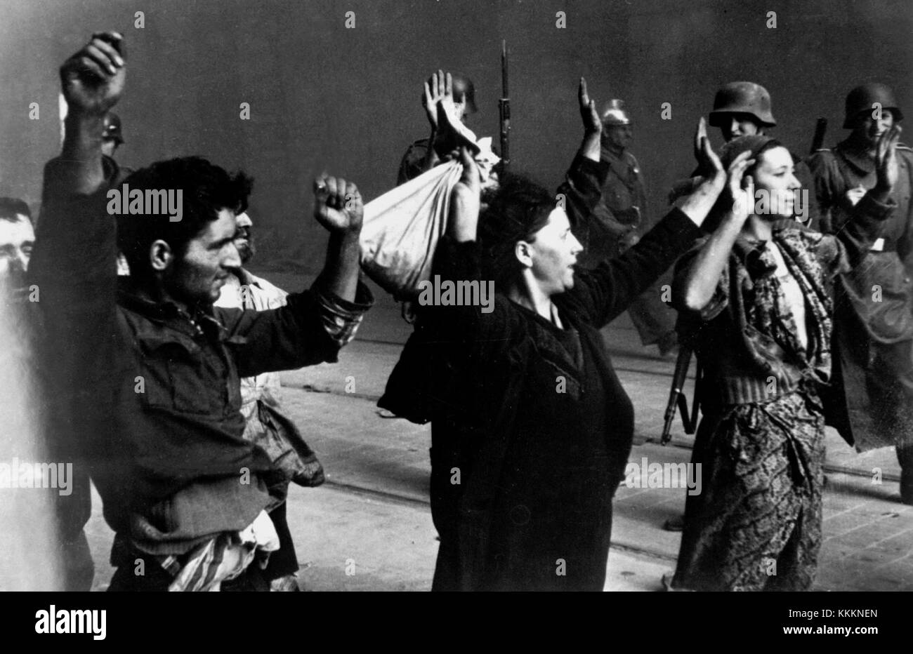 Prigionieri. Copia della fotografia tedesca scattata durante la distruzione del ghetto di Varsavia, Polonia, 1943. (WWII War Crimes Records) Exact Date Shot Unknown NARA FILE n.: 238-NT-288 WAR & CONFLICT BOOK n.: 1279 Stroop Report - Warsaw Ghetto Uprising 07 Foto Stock