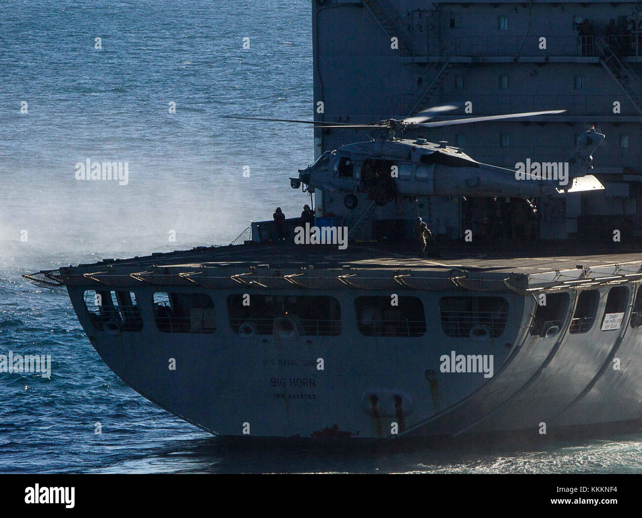 Stati Uniti Marines con il raid marittimo forza (MRF), 26 Marine Expeditionary Unit (MEU) fast-corda da un MH-60S Seahawk con elicottero mare squadrone di combattimento (HSC) 28, di distacco 4 durante il composito combinato unità di addestramento Esercizio (COMPTUEX) nell'Oceano Atlantico, nov. 20, 2017. Il MRF condotto il VBSS come parte del combinato COMPTUEX per certificare la ARG/MEU team in operazioni marittime per un deployment di prossima uscita in mare. (U.S. Marine Corps foto di Cpl. Juan A. Soto-Delgado) Foto Stock