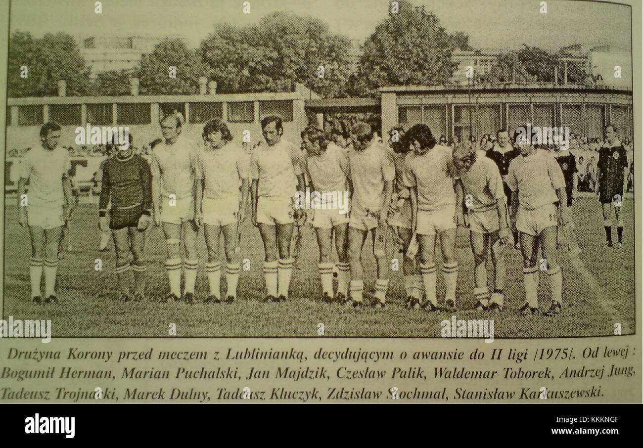 Korona Kielce, una squadra di calcio polacca, è qui presente in un'immagine storica del 1975. Questa immagine cattura i primi anni della squadra e il suo significato nello sviluppo del calcio polacco. Foto Stock