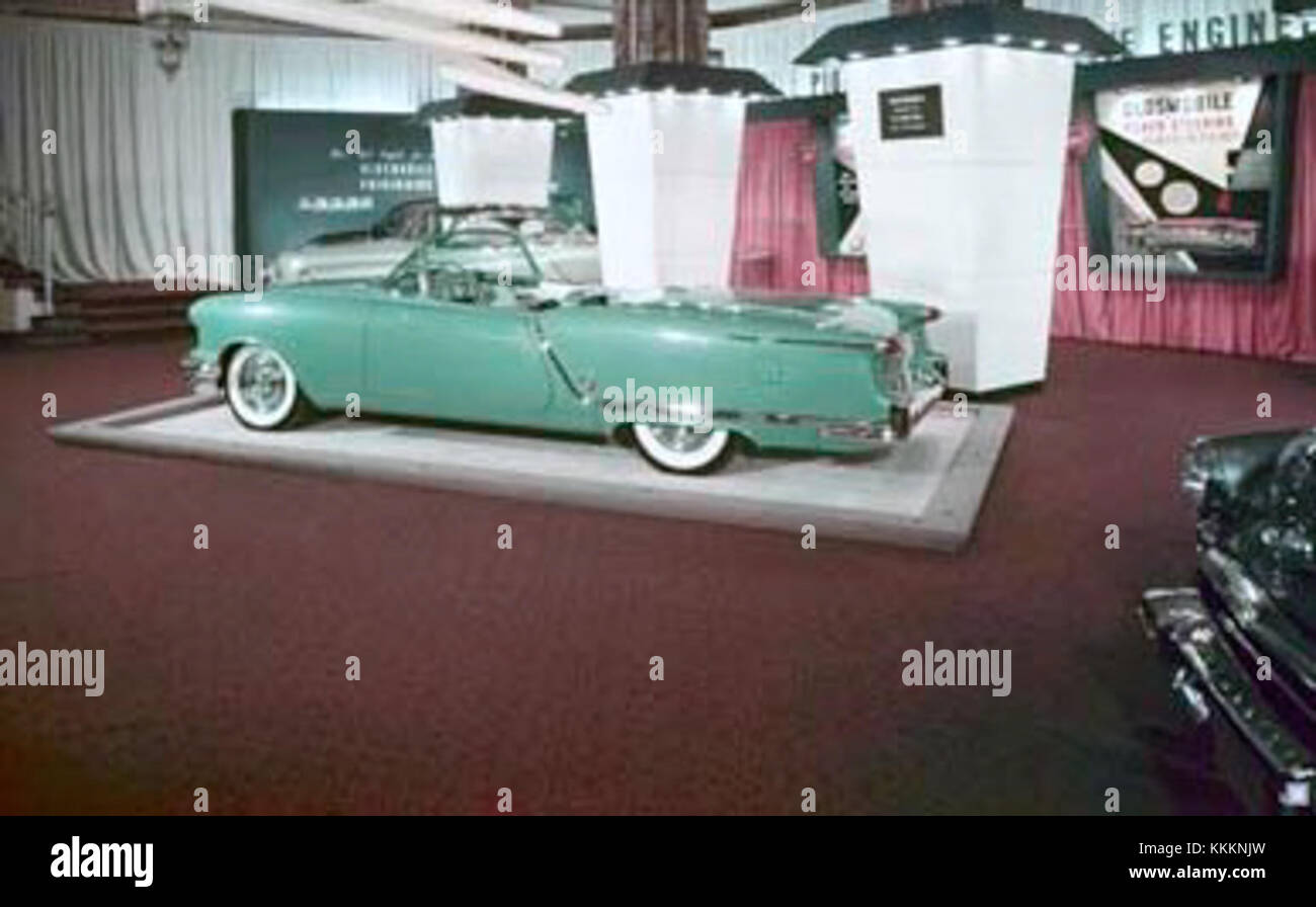 La Oldsmobile Starfire Show del 1953 è una classica automobile americana, nota per il suo design e l'innovazione. È stata presentata come una concept car, influenzando le tendenze automobilistiche e mostrando le abilità ingegneristiche di Oldsmobile. Foto Stock