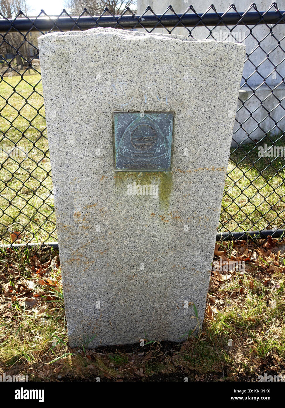 Il marcatore del Land & Water Conservation Fund ad Arlington, Massachusetts, per commemorare l'istituzione del fondo nel 1973, sostenendo gli sforzi di conservazione e conservazione. Foto Stock