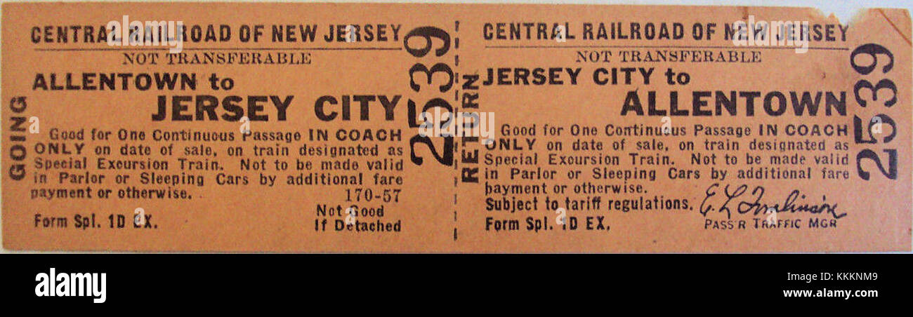 Questo biglietto di andata e ritorno dal 1962 collega Allentown a Jersey City tramite la CRRNJ (Central Railroad del New Jersey), che rappresenta un pezzo importante della storia dei trasporti americani del XX secolo. Foto Stock