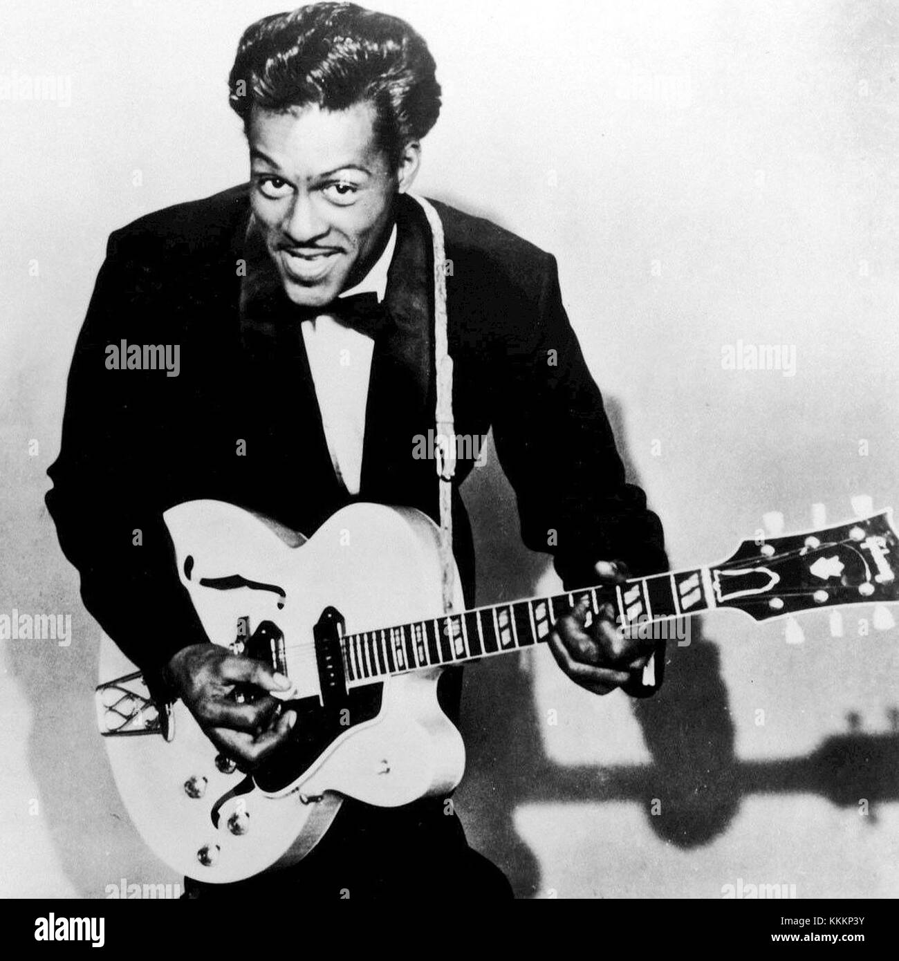Questa immagine cattura Chuck Berry, il leggendario musicista rock 'n' roll, nel 1957. Noto per la sua influenza pionieristica sulla musica rock, l'immagine riflette i primi anni della sua carriera durante il picco del suo impatto musicale. Foto Stock