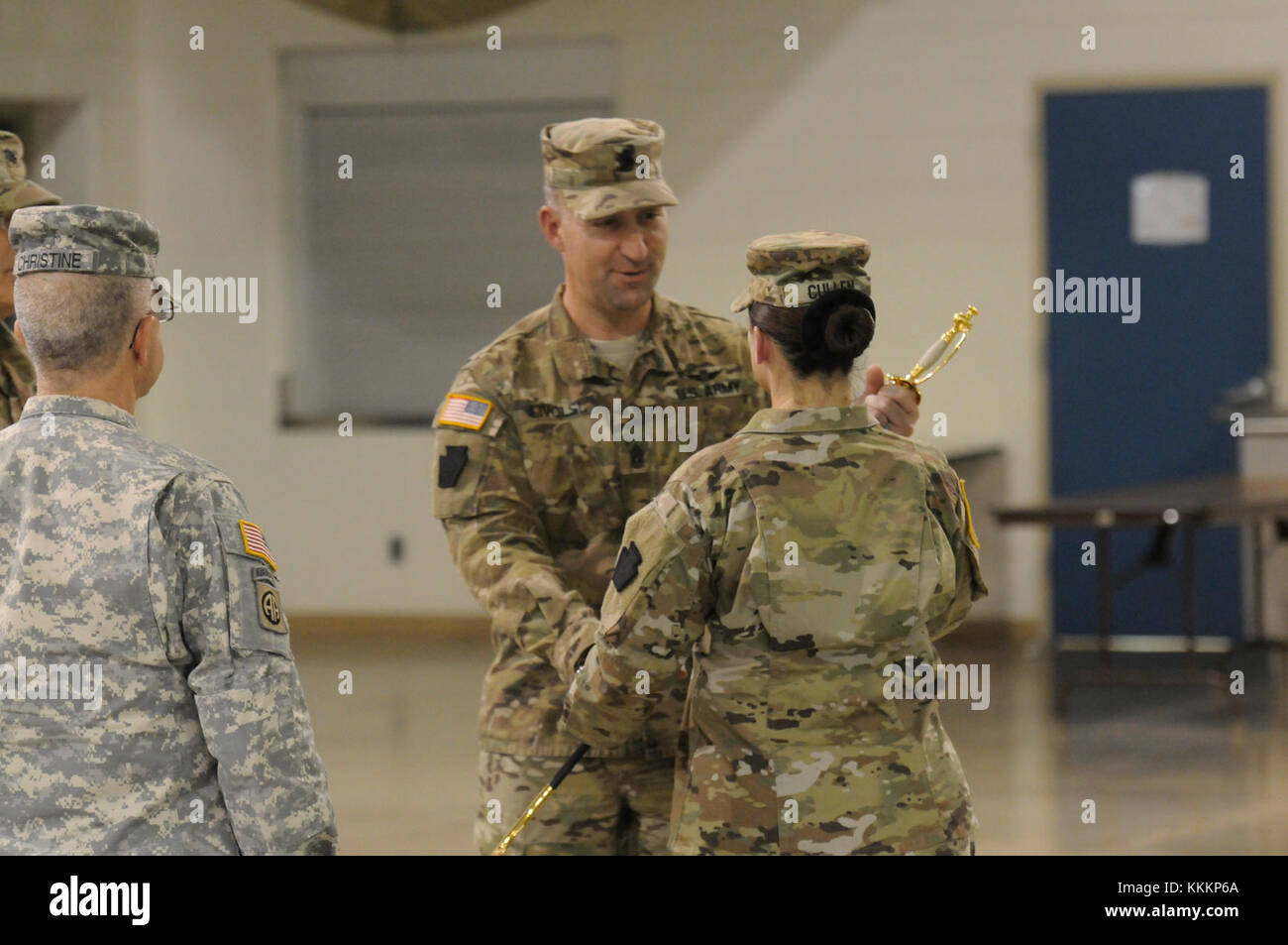 Stati Uniti Comando Esercito Sgt. Il Mag. Sean Livolsi, comando in arrivo sergente maggiore per la ventottesima Expeditionary combattere la Brigata Aerea, passa la spada di NCO durante un cambio di responsabilità cerimonia al ventottesimo ECAB Armory, 19 novembre 2017. La spada di NCO rappresenta la potenza, la forza e la fedeltà del comando sergente maggiore della posizione. Foto Stock