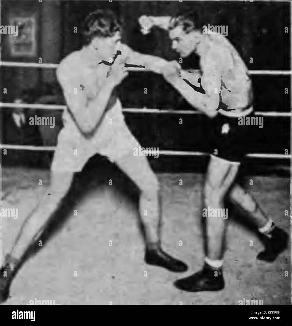 Questa immagine cattura una partita tra Alfred Kupka di BKS Katowice e Jan Gerbich di Krusche-Euder, parte del campionato polacco di calcio 1927. Foto Stock