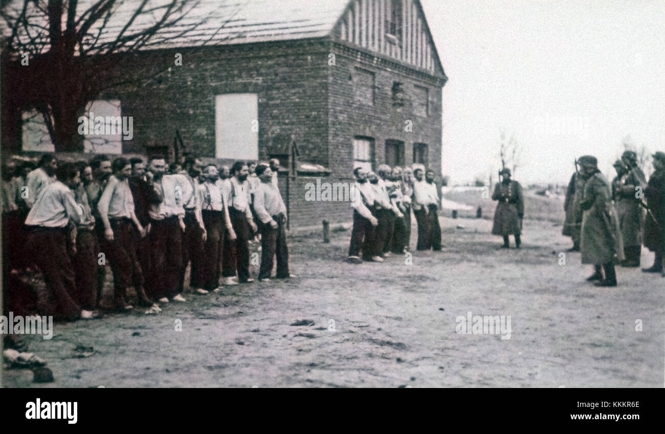 Questa fotografia, scattata durante un raid nei pressi di Lublino nel 1939 o 1940, raffigura l'arresto e l'umiliazione pubblica degli ebrei polacchi da parte della polizia dell'ordine. L'immagine fa parte della collezione del Museo della Gestapo di Berlino. Foto Stock