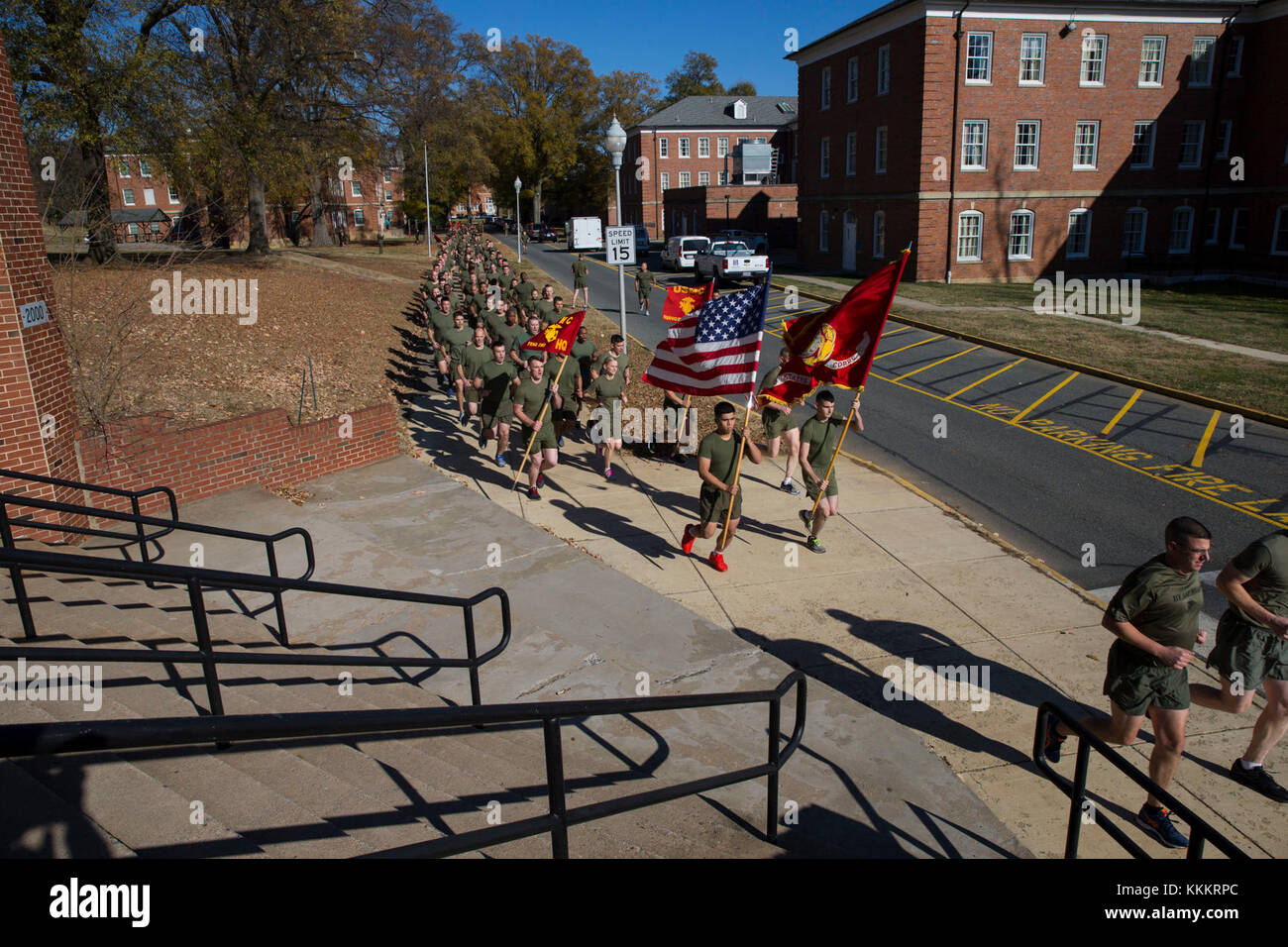 Stati Uniti Marines della sede di servizio e il Battaglione di partecipare in una esecuzione motivazionale attraverso Marine Corps base Quantico, Virginia, nov. 20, 2017. Motivazionali run era in onore della battaglia di Tarawa 74 anni fa.(STATI UNITI Marine Corps foto di Cpl. Robert Gonzales) Foto Stock