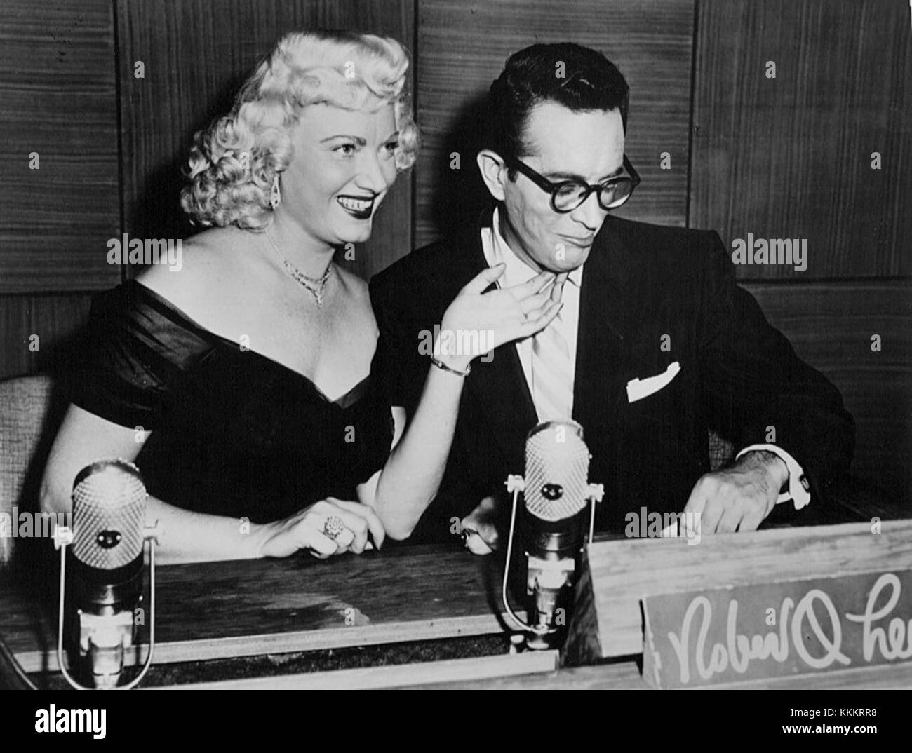 Il film del 1949 *The Name's the Same* vede Robert Q. Lewis e Dagmar in ruoli chiave. Il film è una commedia sull'identità sbagliata e le complicazioni romantiche, tipiche del genere all'epoca. Foto Stock