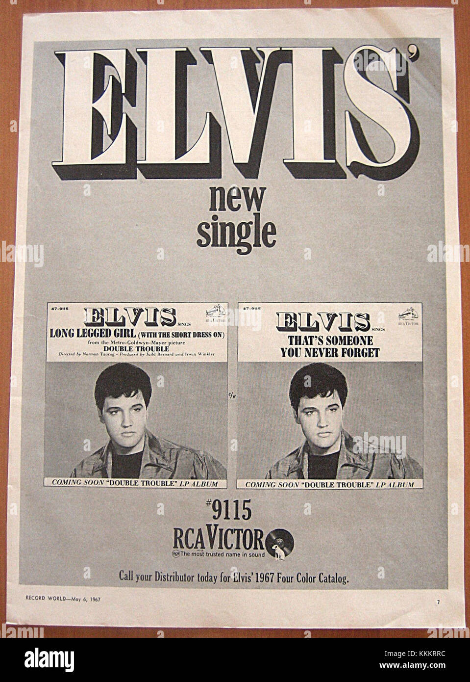 "That's Someone You Never Forget" è una pubblicità RCA con Elvis Presley, che mette in evidenza la sua musica iconica e la sua influenza duratura nella cultura popolare. L'annuncio mostra l'eredità del re nella storia della musica. Foto Stock