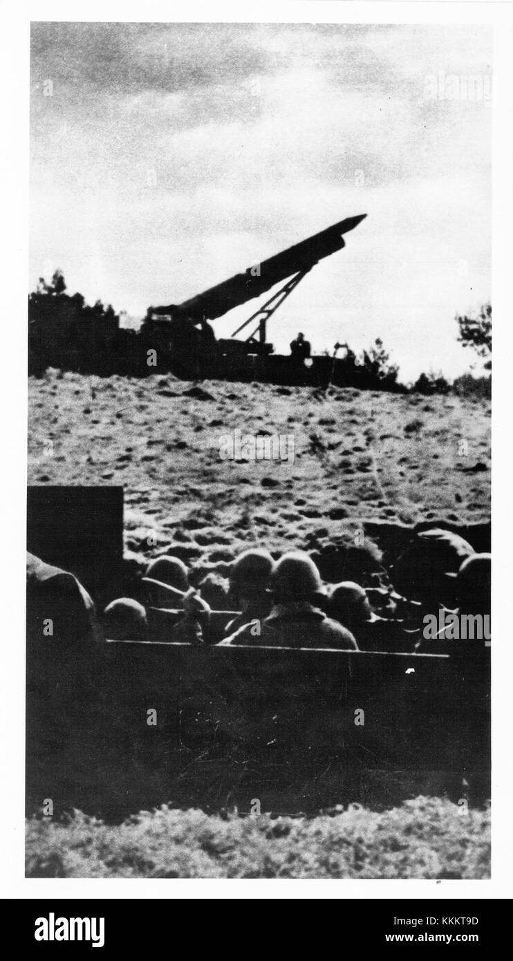 Una fotografia storica del 1965 che mostra il 41° Squadrone missilistico tattico durante un'esercitazione di fuoco vivo nella base militare di Drawsko in Polonia. Foto Stock