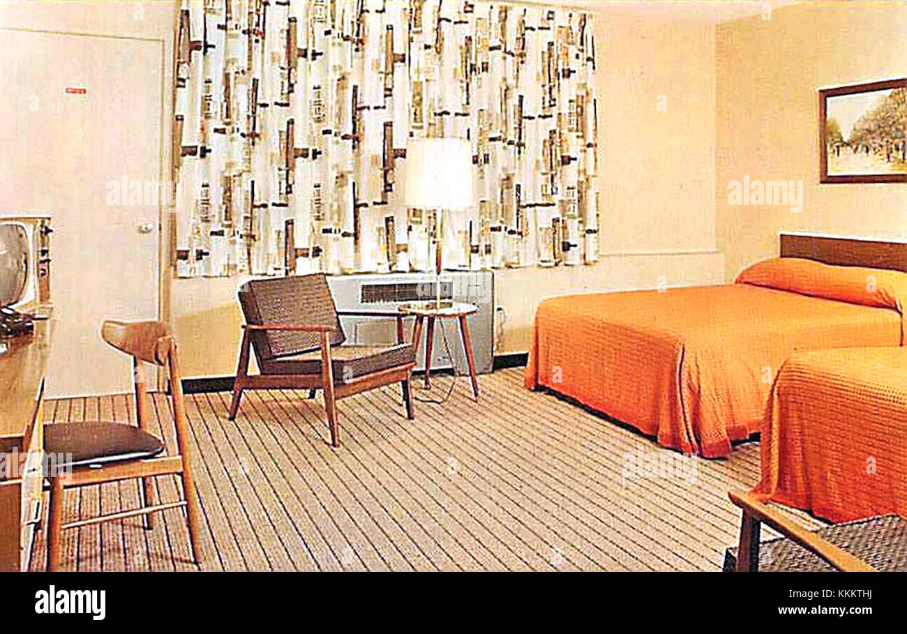 La sala Motel Allenwood di Allentown, Pennsylvania, risale al 1965 e offre un'istantanea del design americano della metà del XX secolo. L'arredo e gli arredi dÃ riflettono l'estetica dell'epoca, mettendo in risalto le tendenze vintage del design degli interni. Lo spazio funge da punto di riferimento storico per comprendere lo stile e la cultura del tempo. Foto Stock