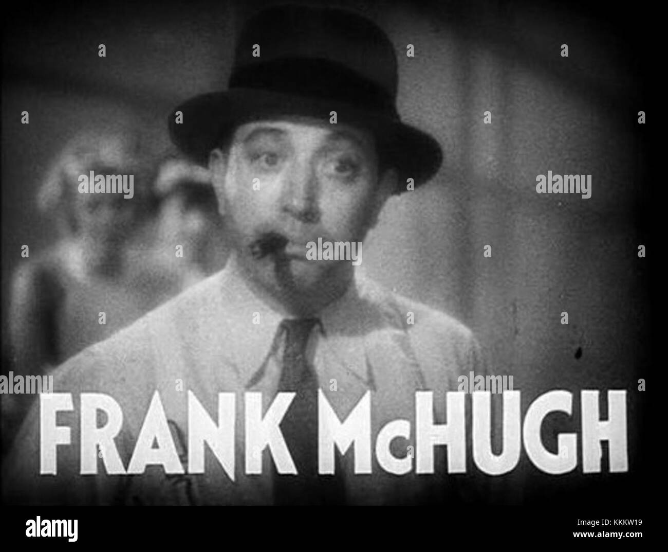 Il trailer di 'Footlight Parade' (1933), con James Cagney, Joan Blondell e Ruby Keeler, offre uno sguardo ai vibranti numeri musicali e al dramma dietro le quinte del film. Diretto da Lloyd Bacon, è caratterizzato da un mix energetico di commedia, musica e danza. Foto Stock