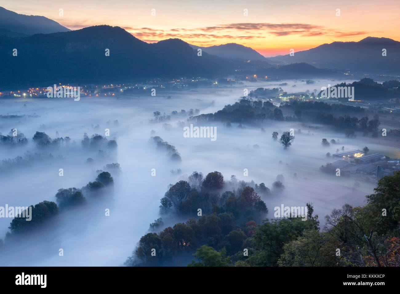 La nebbia oltre il fiume Adda visto da di Airuno presso il Santuario della Madonna della Rocchetta, Airuno, Parco dell'Adda Nord, in provincia di Lecco, Brianza, Lombardia, Italia Foto Stock